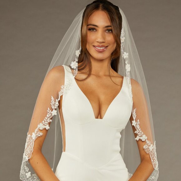 Emma Veil - Picture 1 of 4